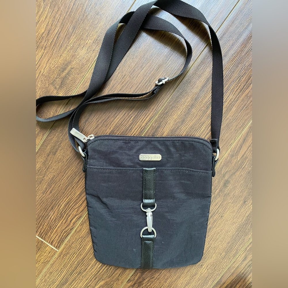 BAGGALLINI black crossbody with flap. Excellent condition! - Picture 2 of 5